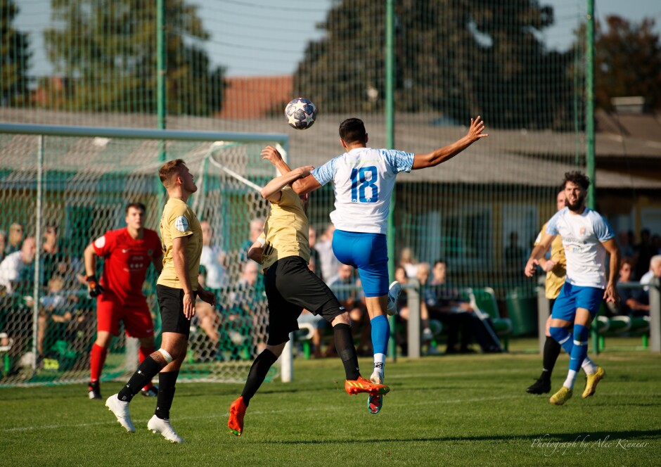 New Kittsee forward Aleksandar Stanojcic leaps high: Aleksandar Stanojcic is a giant in the box, Here he faces off against UFC Pama stalware Christian Hafner Subject: soccer;football;burgenland;kittsee;SC Kittsee;UFC Tadten