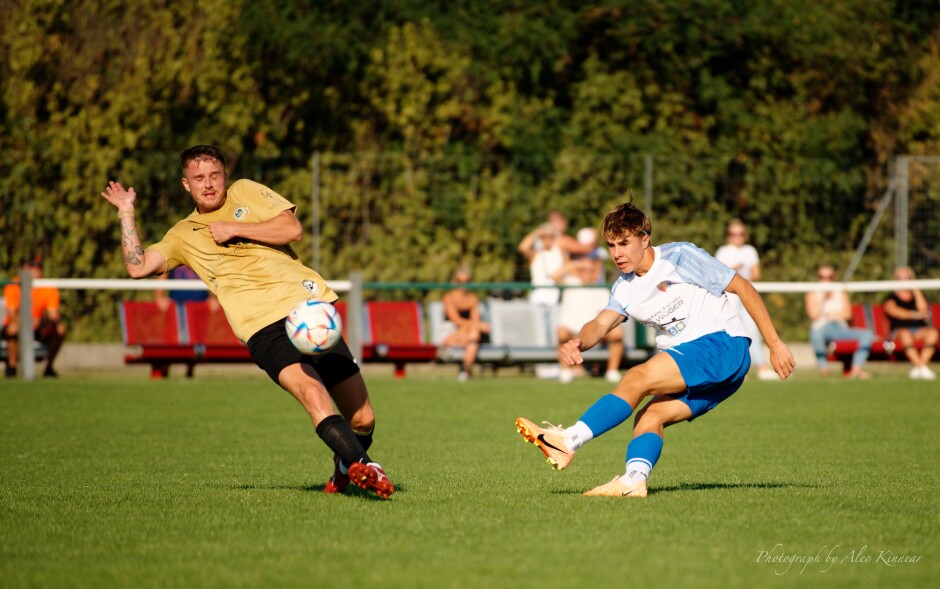 Michael Belko shoots on goal: Belko has made some nice plays. If he continues to improve his shot at distance, he could become very dangerous. Subject: soccer;football;burgenland;kittsee;SC Kittsee;UFC Tadten