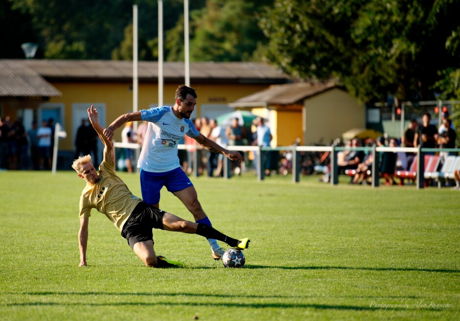 Jaroslav Machovec tripped by Marko Simoncic: UFC Pama was not going to give much air to Machovec in the second half. Once again Jaroslav Machovec attempted to will SC Kittsee to victory. Subject: soccer;football;burgenland;kittsee;SC Kittsee;UFC Tadten