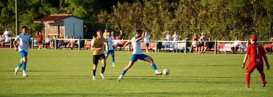 Jaroslav Machovec breaks in alone on net: With Ruppitsch in chase, Machovec has a final chance to make a game of it but cannot get a shot past keeper Stefan Weinzettl. Subject: soccer;football;burgenland;kittsee;SC Kittsee;UFC Tadten