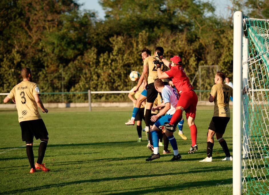 Confusion in front of the UFC Pama net: UFC Pama has enough players back to comfortably hold of the SC Kittsee last minute press. Subject: soccer;football;burgenland;kittsee;SC Kittsee;UFC Tadten