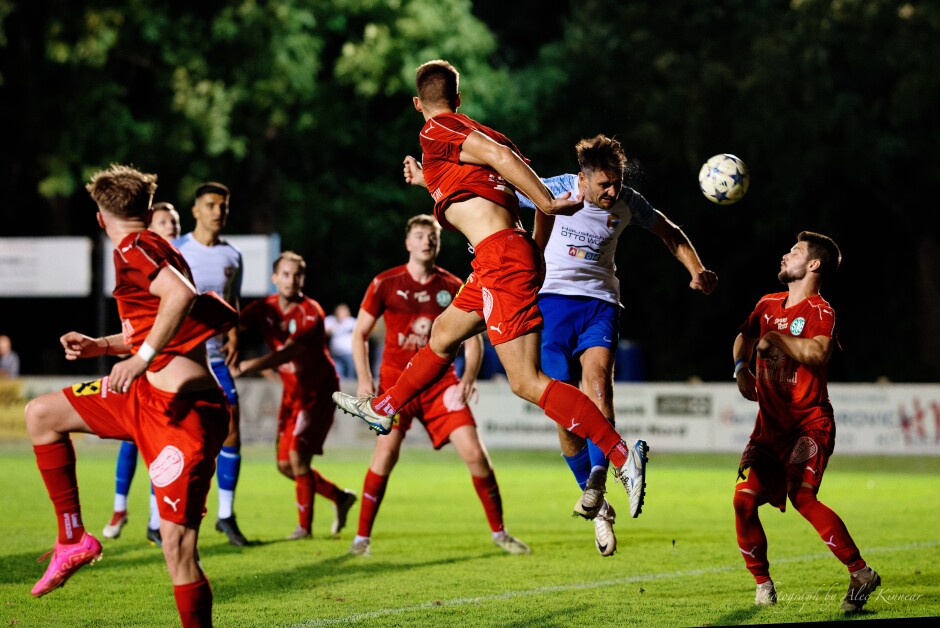 Jaroslav Machovec heads the ball towards the Breitenbrunn net: Jaroslav Machovec continues to be a force of nature. Subject: soccer;football;burgenland;kittsee;SC Kittsee;SC Breitenbrunn;Jaroslav Machovec