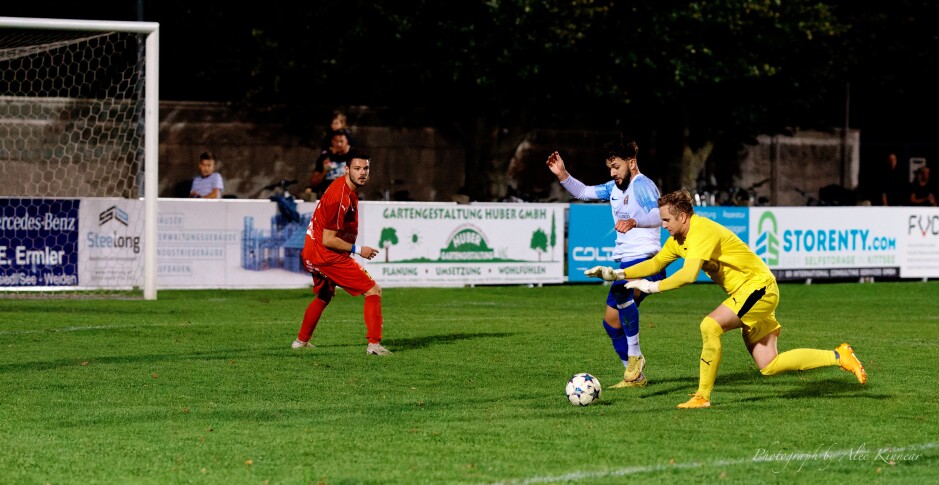 Frantisek Nagy fights keeper Peter Barinec for the ball: Barinec outmaneuvers Nagy and successfully falls on the loose ball Subject: soccer;football;burgenland;kittsee;SC Kittsee;SC Breitenbrunn;Frantisek Nagy;Peter Barinec