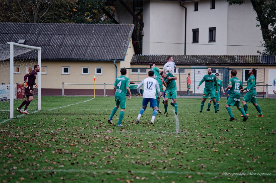 Goalfront action Tomas Bastian: Tomas Bastian attempts to get to the ball over the Pamhagen defenders while keeper Libor Hrdlicka follows the action closely. Subject: soccer;football;burgenland;kittsee;SC Kittsee;UFC Pamhagen