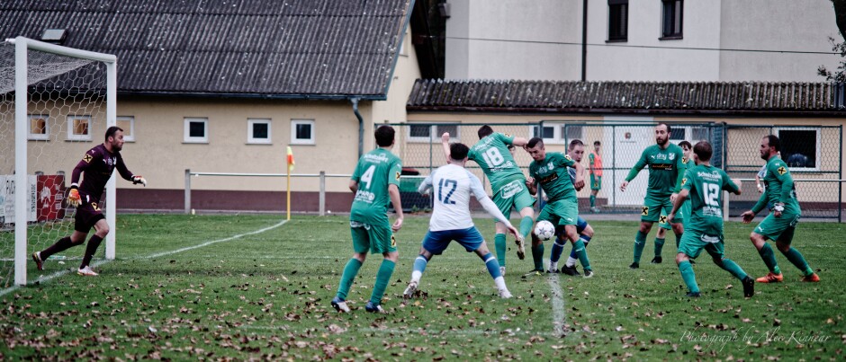 Loose ball: Neither of the Pamhagen defenders 
Fabian Thüringer and Jakob Fischer can quickly clear as Juraj Fuska springs into action Subject: soccer;football;burgenland;kittsee;SC Kittsee;UFC Pamhagen