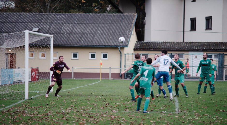 Suspended disbelief: A crowd of Pamhagen defenders cannot clear the ball which floats slowly towards the net. Subject: soccer;football;burgenland;kittsee;SC Kittsee;UFC Pamhagen