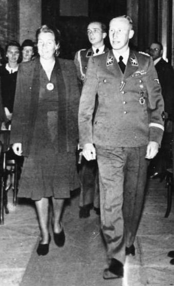 Bundesarchiv Bild 146 1972 039 24 Reinhard Heydrich mit Frau crop