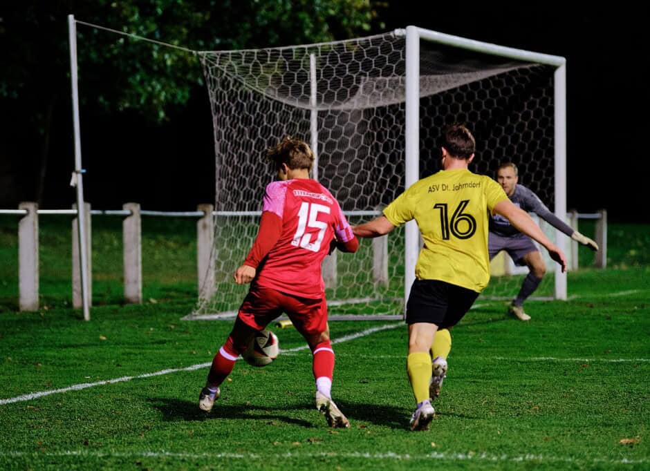 Belko strives to get a shot away: Defender Boris Brydniak pulls Michal Belko sleeve as keeper Michael Unger covers the angle Subject: soccer;football;burgenland;kittsee;SC Kittsee;ASV Deutsch Jahrndorf