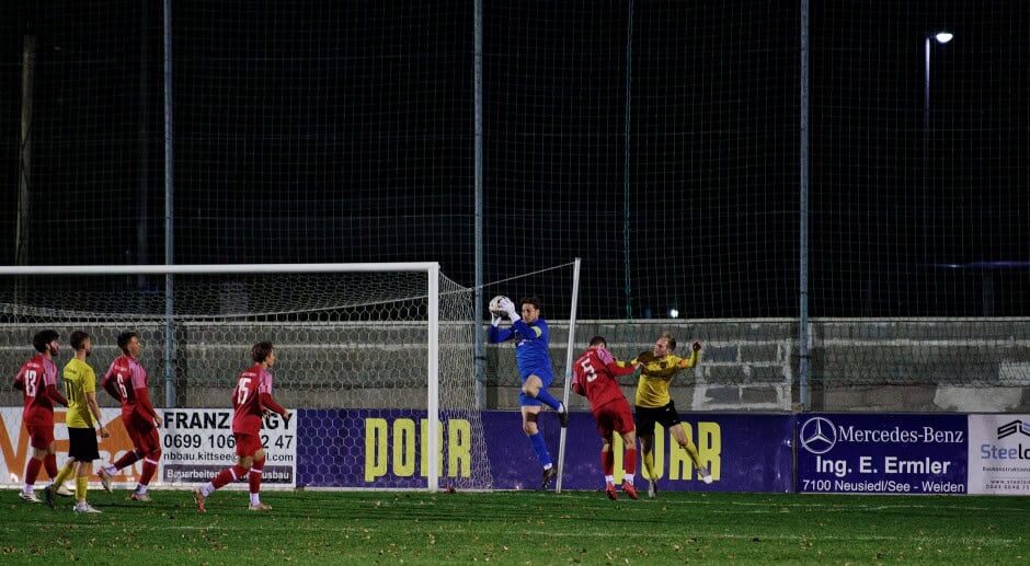 Schiszler leaping grab under pressure: Attacker Carsten Lang and Kittsee defender Jakub Lieskovsky battle as Manuel Schiszler makes a big save Subject: soccer;football;burgenland;kittsee;SC Kittsee;ASV Deutsch Jahrndorf