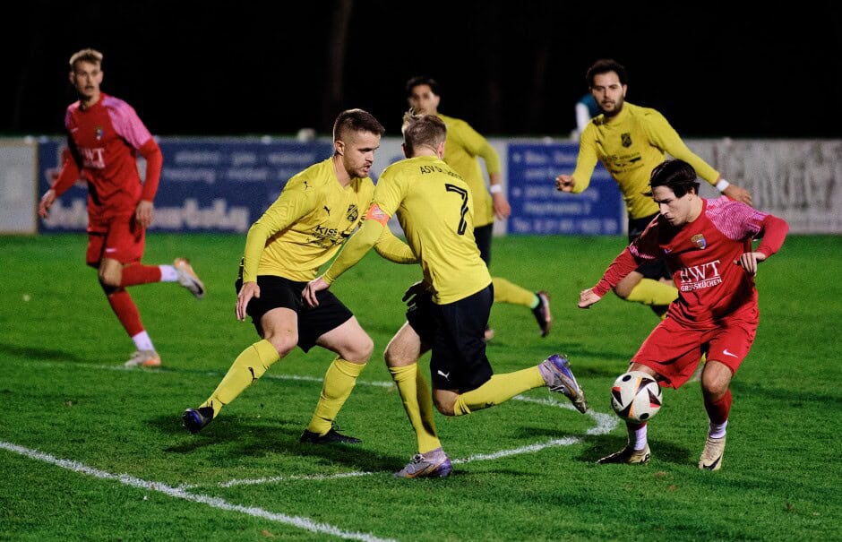 Maximilian Mikula splits two defenders: Neither Carsten Lang nor Eden Palic can get a handle on the shifty Maximilian Mikula Subject: soccer;football;burgenland;kittsee;SC Kittsee;ASV Deutsch Jahrndorf