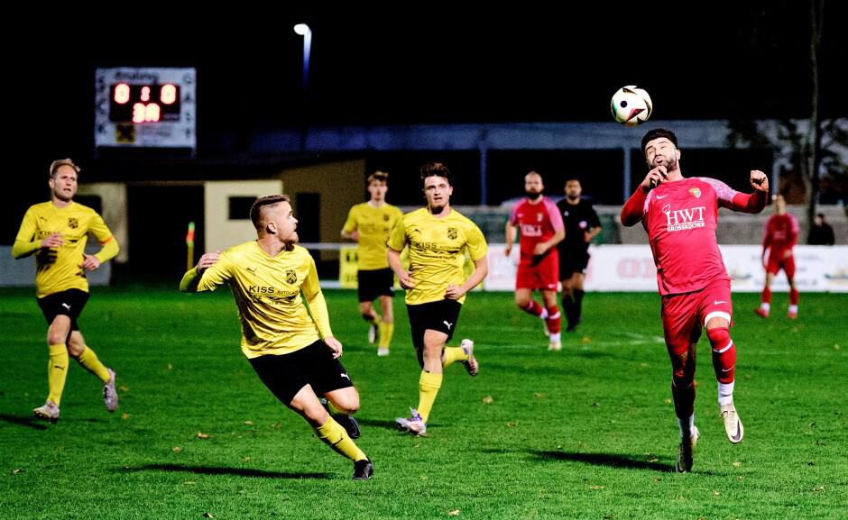 Ibrahim Kamasik heads the ball forward: Eden Palic urgently swivels to stop Kamasik's break. An out of breath Carsten Lang and Boris Brydniak jog behind the play. Subject: soccer;football;burgenland;kittsee;SC Kittsee;ASV Deutsch Jahrndorf