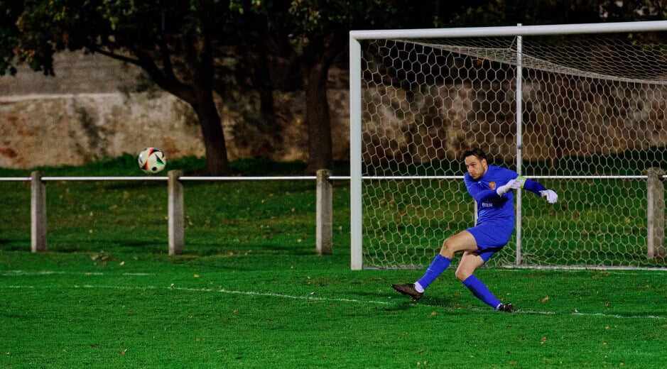 Goal kick: Manuel Schiszler pounds a deep pass to send the ball to the Deutsch Jahrndorf half Subject: soccer;football;burgenland;kittsee;SC Kittsee;ASV Deutsch Jahrndorf