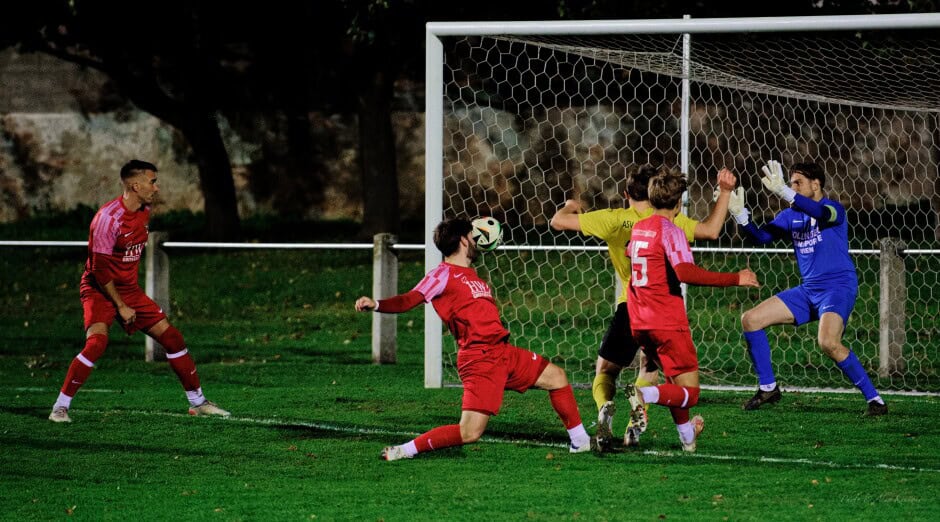 Late chance for Deutsch Jahrndorf: Manuel Schiszler defends Borys Brydniak's close attack. Michal Belko and Manuel Oswald attempt to slow Brydniak while Roman Tarek looks on. Subject: soccer;football;burgenland;kittsee;SC Kittsee;ASV Deutsch Jahrndorf