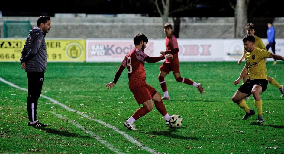 Kittsee trainer Rainer Weiß watches play: Kittsee defender Manuel Oswald attempt to pass the ball past Milan Losonci, trainer Weiß looks on.
 Subject: soccer;football;burgenland;kittsee;SC Kittsee;ASV Deutsch Jahrndorf