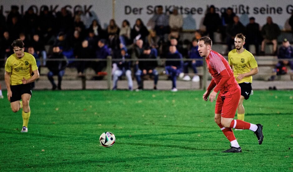 Thomas Bastian pass: Bastian surveys the field before making a deep pass Subject: soccer;football;burgenland;kittsee;SC Kittsee;ASV Deutsch Jahrndorf