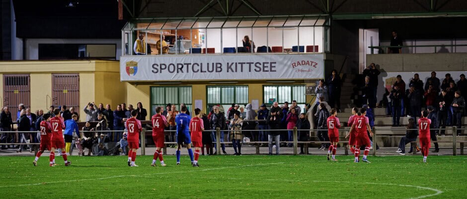 Congratulations from the fans: SC Kittsee present themselves to the fan section a well-earned bow in front of the spectators. Subject: soccer;football;burgenland;kittsee;SC Kittsee;ASV Deutsch Jahrndorf